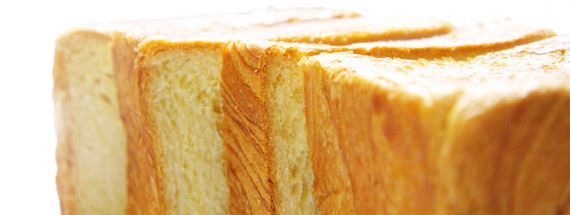 烏骨鶏デニッシュパンをカット